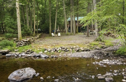 East Stroudsburg House | Creekside cabin home ENJOY PEACE/BEAUTY in LUXURY with quality bedding&MUCH MORE