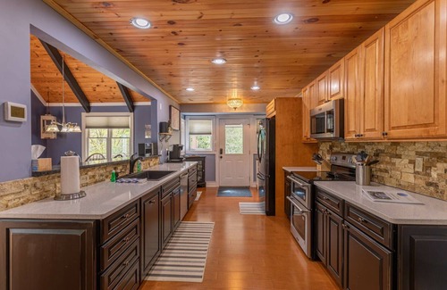 Newland House | Creekside Cabin in Linville with seasonal views of lake, golf access and large deck with hot tub!