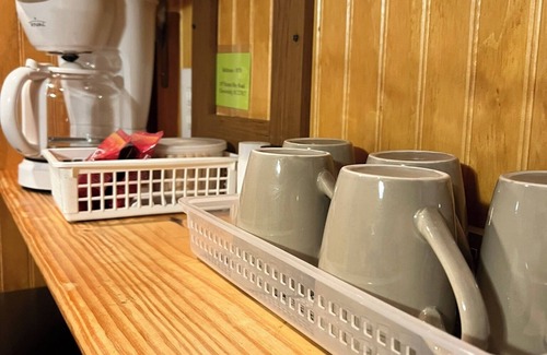 Ernul Cabin | Creekside Cabin steps away from Blount's Creek!