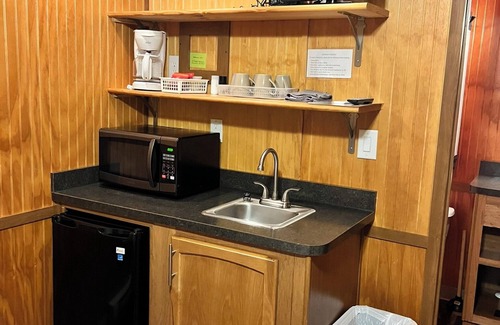Ernul Cabin | Creekside Cabin steps away from Blount's Creek!