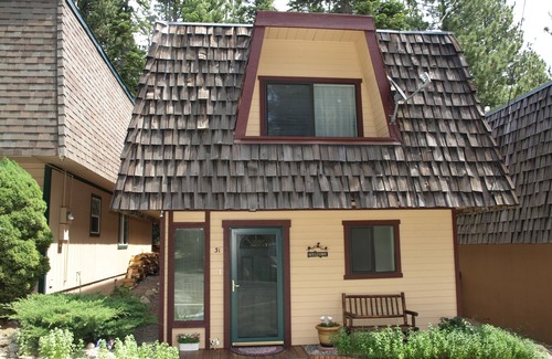 Incline Village Cabin | Creekside Cabin-Serene, Stylish & Clean. Family-Friendly. 5 mins to Diamond Peak