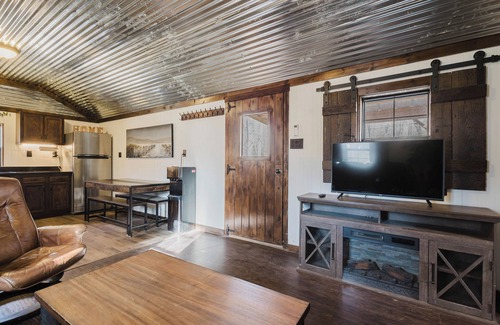 Stanton Cabin | CREEKSIDE CABIN