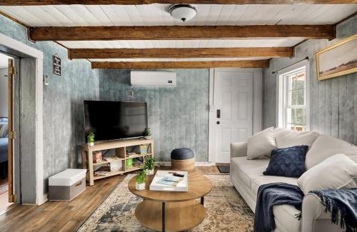 Mount Jackson Ski Chalet | Creekside Cabin w Hot Tub, Fire Pit, Grill, WiFi!