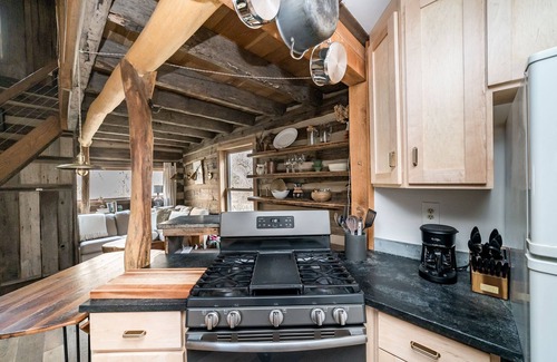 Amherst Cabin | Creekside Cabin w/Wood Stove | Unplugged Getaway