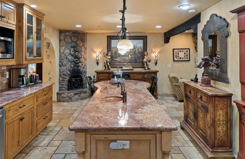 Sedona House | Creekside Chateau,patio overlooks Oak Creek, with steps directly to the water