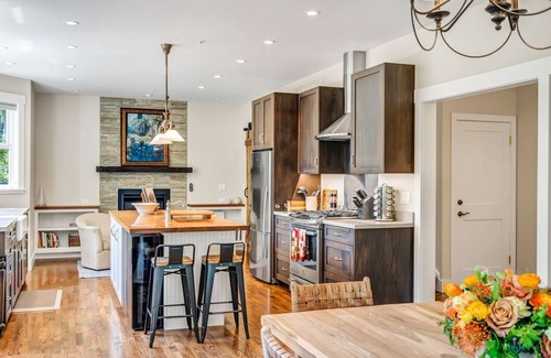 Sonoma House | Creekside Cottage ~ Gorgeous cottage just 3 blocks from the Historic Sonoma Plaz