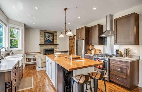 Sonoma House | Creekside Cottage ~ Gorgeous cottage just 3 blocks from the Historic Sonoma Plaz