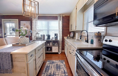 Blairsville Cottage | Creekside Cottage king Bed Frada's Nest Casual Elegance