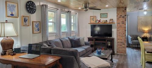 Aquone House | Creekside Cottage - Your Perfect Mountain Getaway!