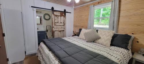 Aquone House | Creekside Cottage - Your Perfect Mountain Getaway!