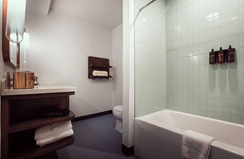 Branson Hotel | Creekside Escape with Vintage Vibes Just 1 Mile from Titanic Museum