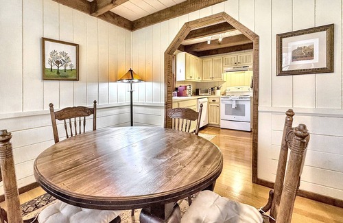 Scaly Mountain Cabin | Creekside,firepit,wood stove,family&dog friendly,covered deck dining