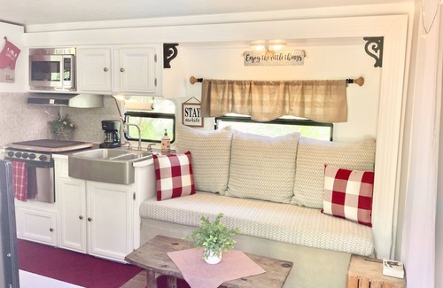 Ellijay House | Creekside Glamping Escape!