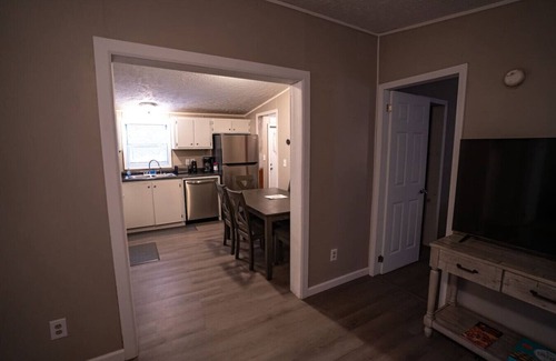 Red Jacket House | Creekside Lodge: 10 Sec Ride to Trail, Sleeps 10!