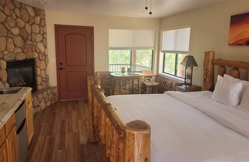 Cordes Lakes Hotel | Creekside Lodge and Cabins