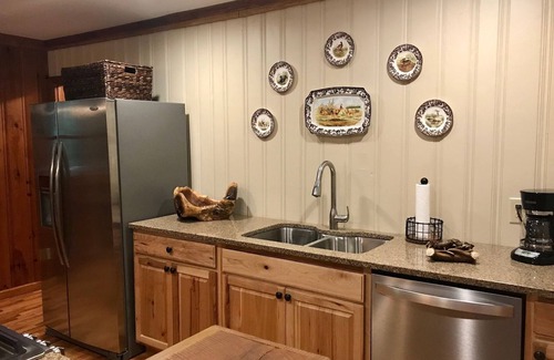 Franklin House | Creekside Mountain Retreat with Hot Tub, 2 Firepits & Starlink WiFi!