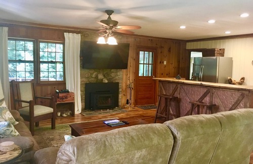 Franklin House | Creekside Mountain Retreat with Hot Tub, 2 Firepits & Starlink WiFi!