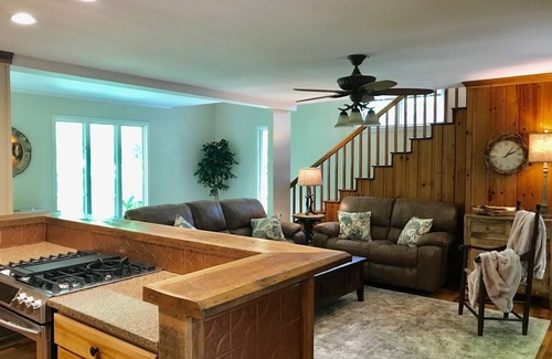 Franklin House | Creekside Mountain Retreat with Hot Tub, 2 Firepits & Starlink WiFi!