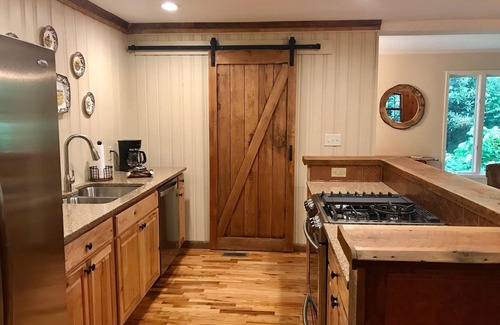 Franklin House | Creekside Mountain Retreat with Hot Tub, 2 Firepits & Starlink WiFi!