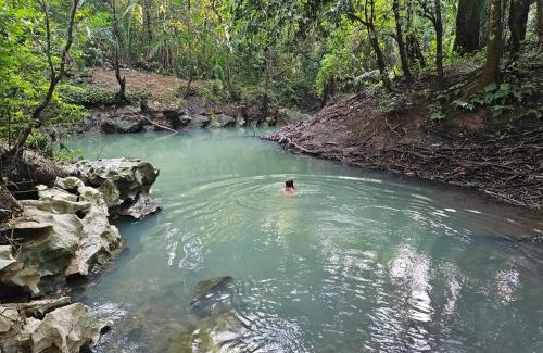 Jacinto Ville Hotel | Creekside Oasis