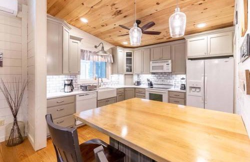 Bryson City House | Creekside Quarters - Modern Farmhouse with Deep Creek your Backyard Oasis