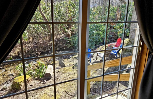 Maggie Valley Cabin | Creekside Serenity Cabin in Maggie - Directly on creek, pool and hot tub access