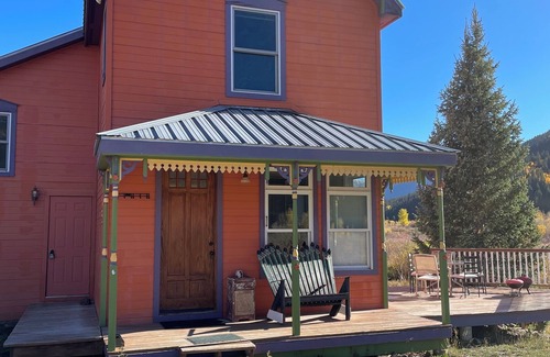 Silverton House | Creekside Side Pet Friendly Retreat