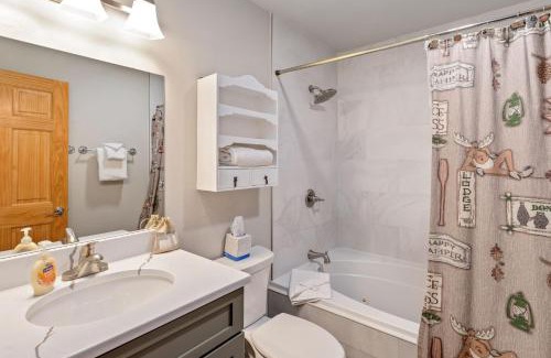 Fall River Estates Apartment | Creekside Suites 20 by Estes Park Condos