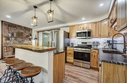Cascade-Chipita Park Cabin | Creekside Pack Cabin with 360° Mountain Views