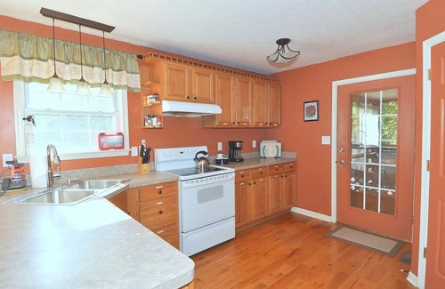 Berkeley Springs House | Creekview Cabin - hot tub, pets, grill, wifi, screen porch, fire ring