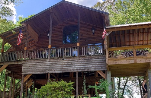 Westpoint Cabin | CreekView Cabin Retreat is Privately located on the Creek with a Jacuzzi & more