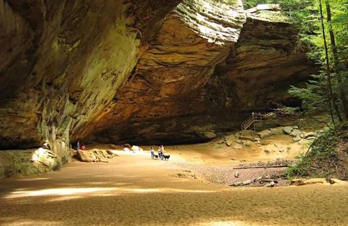 South Bloomingville Ski Chalet | Creekwood Chalet - Hocking Hills with Hot Tub and Near Hiking