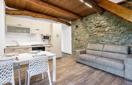 Cremia House | Cremia Lake View By Halldis