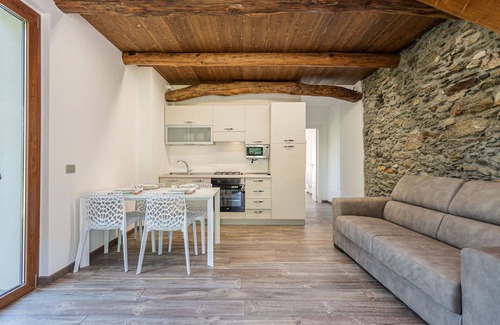 Cremia House | Cremia Lake View By Halldis