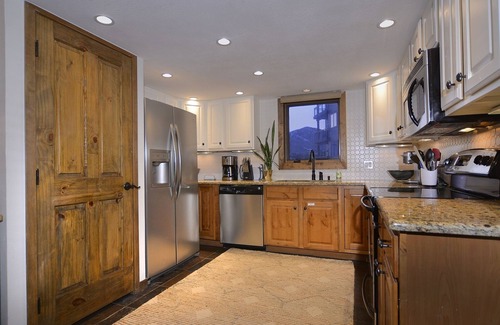 Crested Butte House | Crested Mountain North J6/Only a 70 Yard Walk to Skiing! Great Views! Hot Tub!