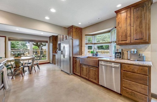 North Buttercup Creek House | 'Crested Oak'-Hot tub! Fire Pit! Game Room! Pet Friendly!