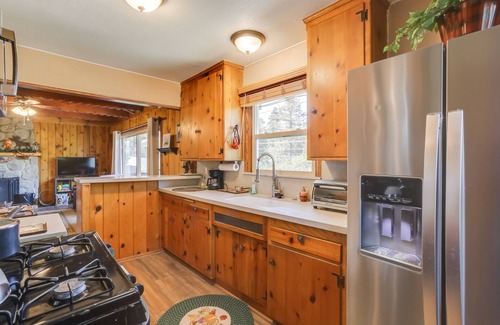 Crestline Cabin | Crestline Cabin: Close to Lake Arrowhead & Skiing