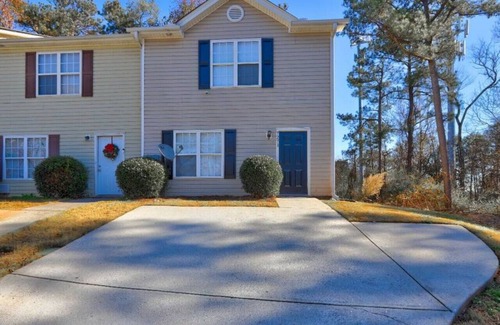 Austell House | Crestside 7271 · Conveniently located next to I-20/SixFlags/Atlanta