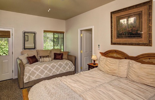 Murphys Cottage | Crestview Pond Estate Cottage: A Pet-Friendly Retreat