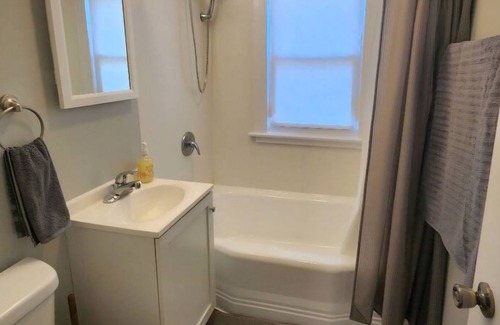 Crestwood House | Crestwood Gem! Family and pets friendly 3-bedroom house with WiFi, AC