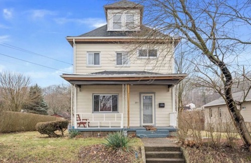 Pittsburgh House | Crew-Ready Home with 4 Queen Beds, Parking + Laundry