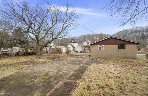 Pittsburgh House | Crew-Ready Home with 4 Queen Beds, Parking + Laundry