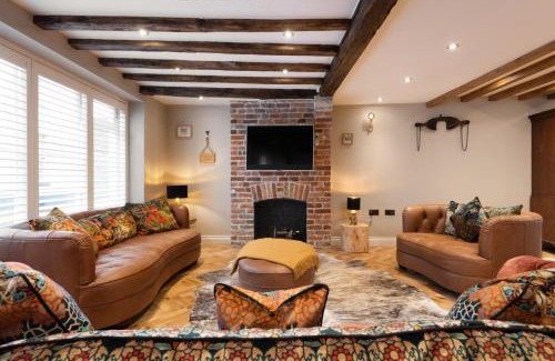 Canterbury House | Crippens, Beams, Velvety , Historic very Central Free Parking & EV