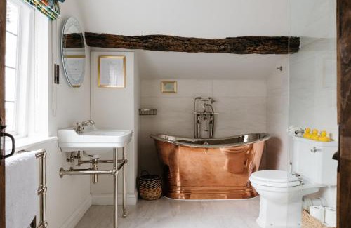 Canterbury House | Crippens, Beams, Velvety , Historic very Central Free Parking & EV