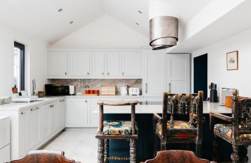 Canterbury House | Crippens, Beams, Velvety , Historic very Central Free Parking & EV