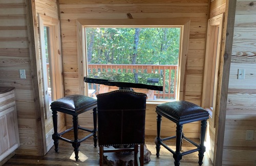 Bee Branch Cabin | Crockett's Escape Treehouse on Greers Ferry Lake