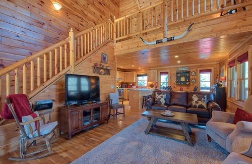 Maggie Valley Cabin | Crockett's Meadow! Hot Tub, Fast Wifi, Cable TV, Fire Pit, Gas Grill! See Elk!