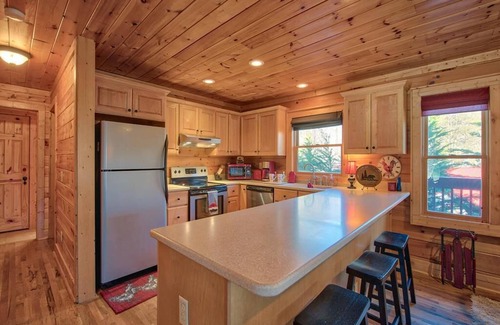 Maggie Valley Cabin | Crockett's Meadow! Hot Tub, Fast Wifi, Cable TV, Fire Pit, Gas Grill! See Elk!