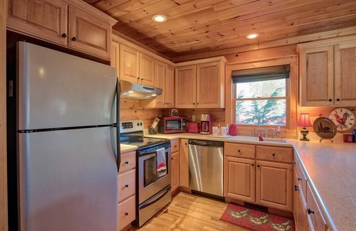 Maggie Valley Cabin | Crockett's Meadow! Hot Tub, Fast Wifi, Cable TV, Fire Pit, Gas Grill! See Elk!