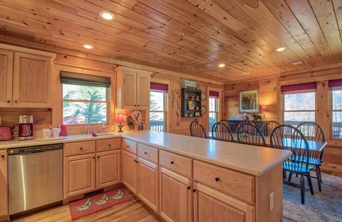 Maggie Valley Cabin | Crockett's Meadow! Hot Tub, Fast Wifi, Cable TV, Fire Pit, Gas Grill! See Elk!